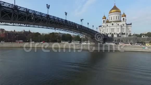 通过主教桥俯瞰救世主基督大教堂的空中景色视频的预览图