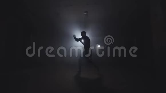 烟熏工作室的拳击手训练黑暗健身房的运动员拳击视频的预览图