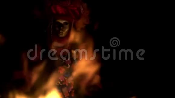 金色叶子威尼斯人面具传统嘉年华威尼斯人面具神秘色彩美丽的年轻女子威尼斯人面具视频的预览图