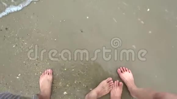爱情情侣光着脚在沙滩上散步视频的预览图