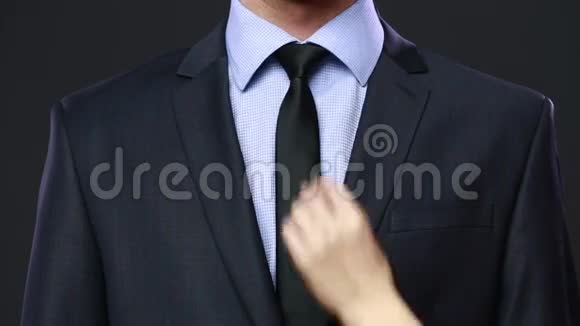 女人给男人系领带视频的预览图