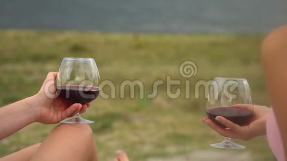 女朋友在海滩上喝酒女朋友在海滩上举行野餐视频的预览图