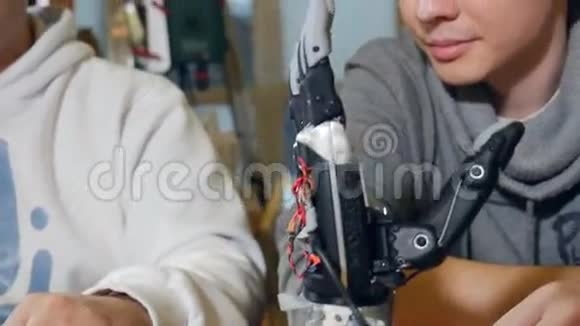 4K仿生假肢工程师开发现代机器人装置仿生手臂视频的预览图