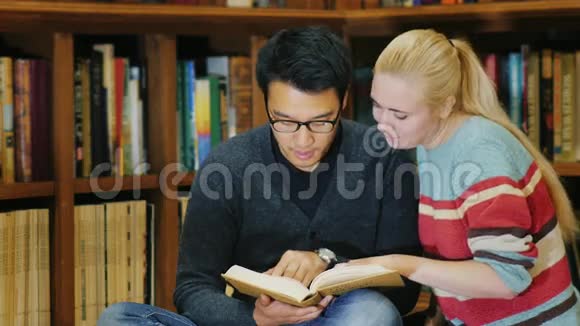 朋友们一起在图书馆看书坐在地板上视频的预览图
