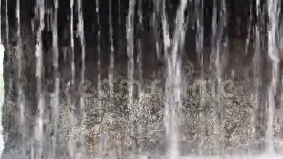 喷泉流落在水面上视频的预览图