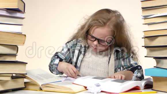 小女孩兴奋地从书上的信息中抽出一页白色背景视频的预览图