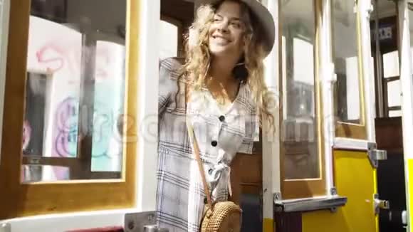 街上老式电车上微笑的女人视频的预览图
