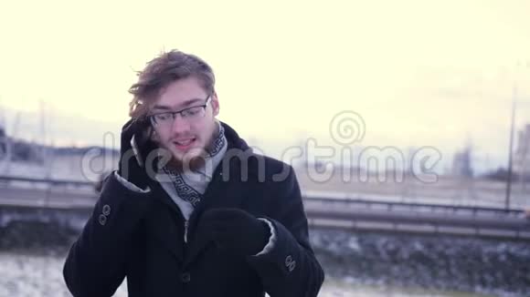 一个长着胡子戴着眼镜的年轻人在电话里进行情感对话和咒骂视频的预览图