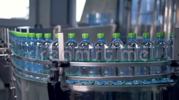 填充饮用水瓶的聚焦曲线视频的预览图
