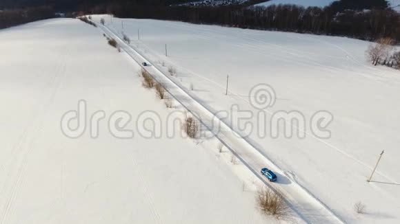 在冬天的路上冬季景观视频的预览图
