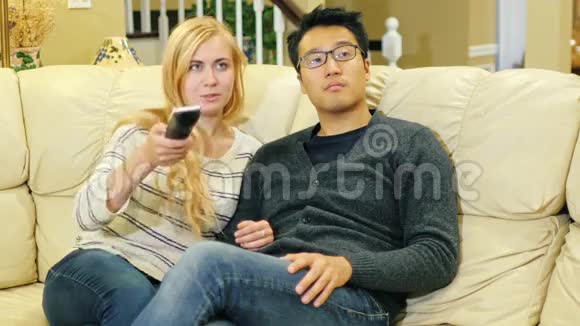 朋友们在客厅看电视韩国男人和高加索女人视频的预览图