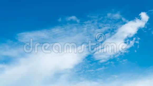 一天一天的蓝色天空与卷云视频的预览图