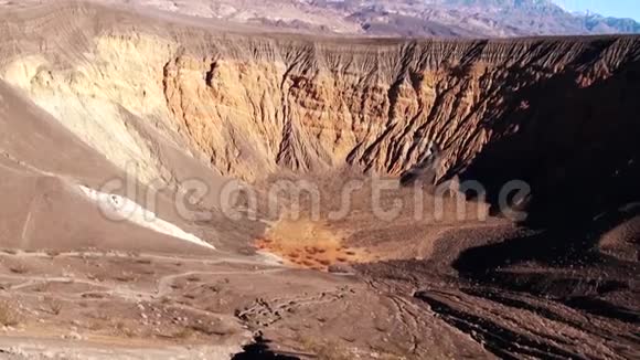 美国加利福尼亚州莫哈韦沙漠国家公园死亡谷火山口视频的预览图