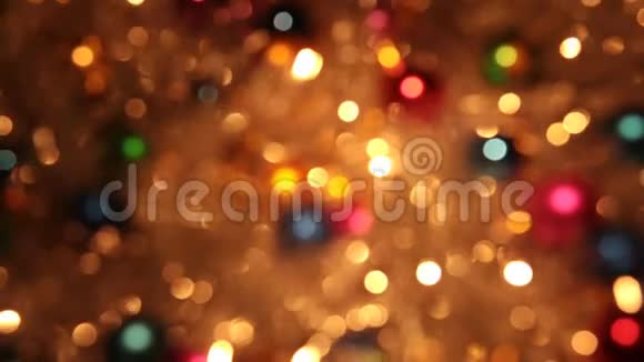 模糊旋转着的圣诞球和金色的锦缎视频的预览图