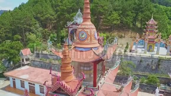 摄像机从佛寺脚上升到穹顶和尖塔视频的预览图