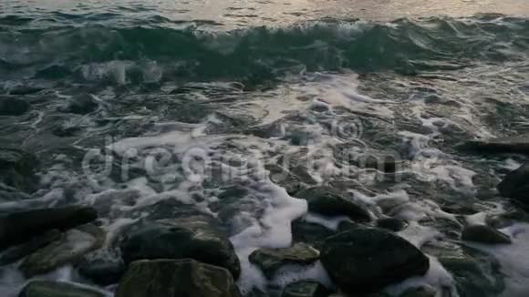 波浪在海岸上缓慢移动视频的预览图
