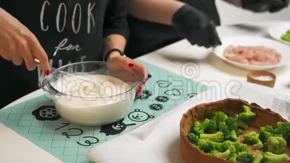 家庭主妇用切肯做法式蛋饼炒菜馅饼在家做饭蓖麻视频的预览图