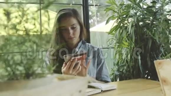 女人用信用卡和手机成功付款视频的预览图