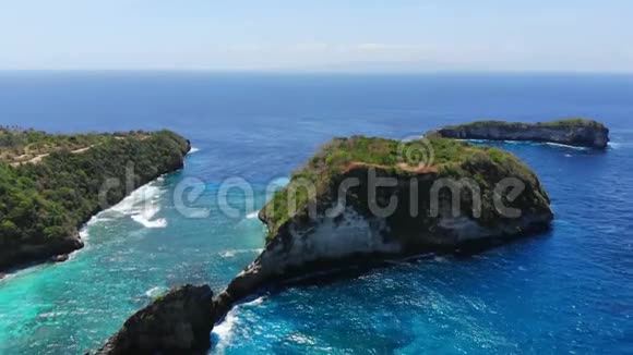 纳萨佩尼达岛上有岩石的天堂景观空中无人机视野视频的预览图