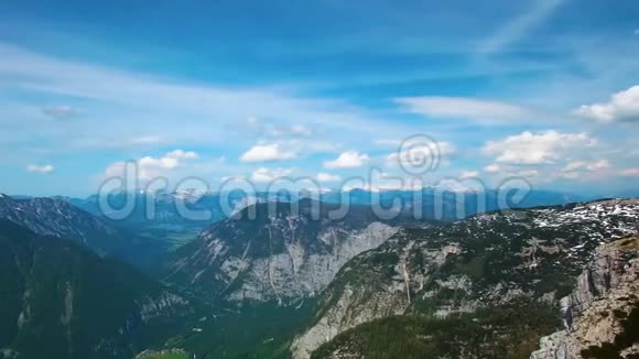 用松树林俯瞰群山全景奥地利夏季太阳耀斑视频的预览图