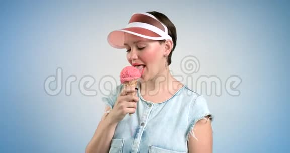 戴遮阳帽的漂亮女人吃冰淇淋视频的预览图