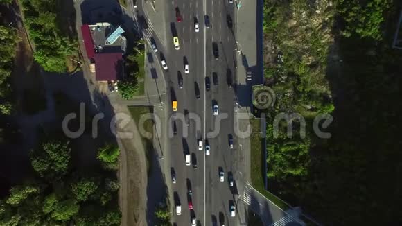 夏天无人机可以在城市道路上看到汽车交通观景车移动高速公路视频的预览图