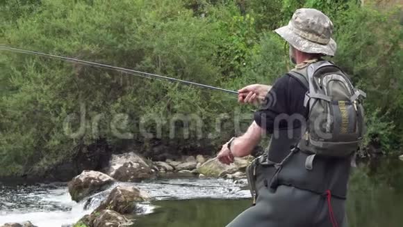 渔夫在河上钓鱼拿着鱼竿视频的预览图