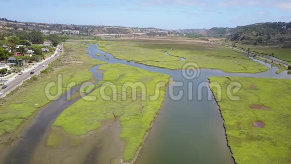 美丽的洛斯佩纳斯奎托斯泻湖湿地的鸟瞰图视频的预览图