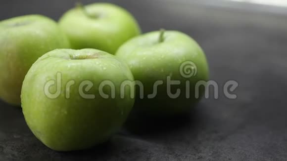 绿色的苹果躺在厨房的桌子上视频的预览图