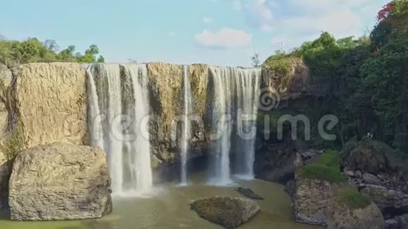 镜头从瀑布脚飞到河急流的天空视频的预览图