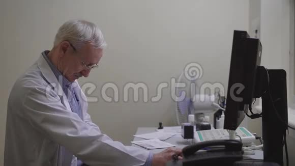 一位穿着晨衣的成人医生给一家私人诊所的病人做了一个健忘症以便在视频的预览图