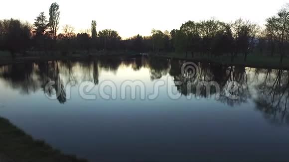 日落时公园湖景视频的预览图