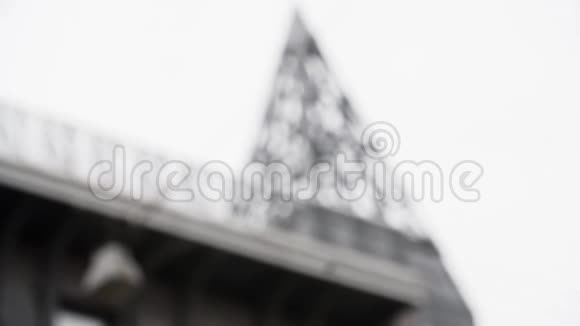 建筑金属塔结构沿灰色天空的城市住宅视频的预览图