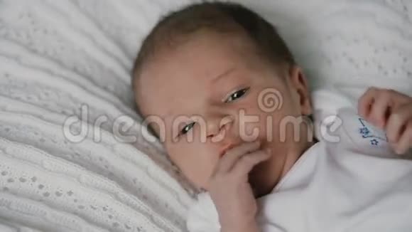 新生儿打喷嚏视频的预览图