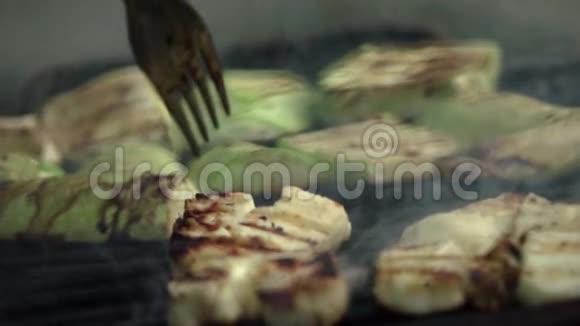 烤西葫芦和哈洛米奶酪视频的预览图