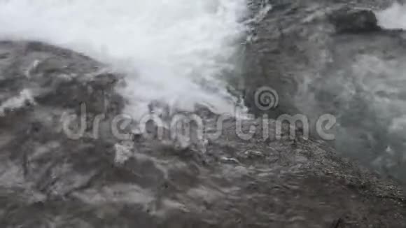 夏季快速流动河水背景视频的预览图