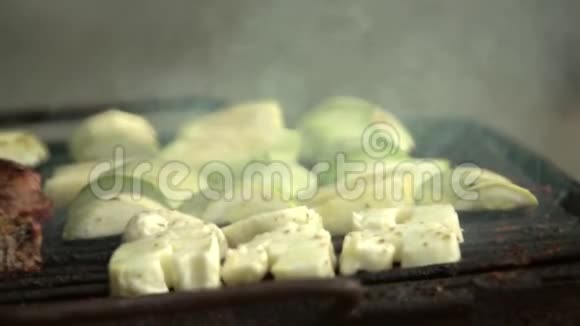 烤西葫芦和哈洛米奶酪视频的预览图
