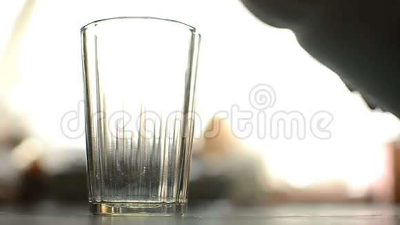 啤酒杯玻璃暗移视频的预览图