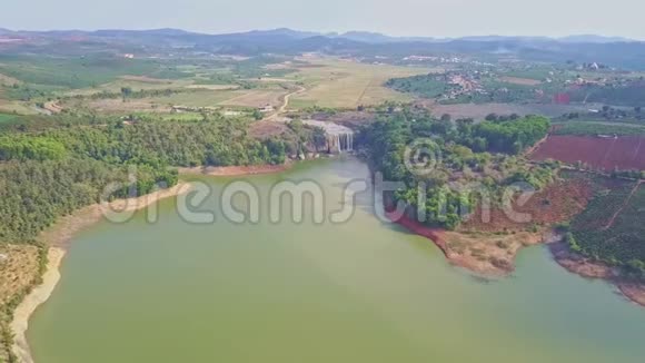 Drone沿着河流移动瀑布般的山脚与风景视频的预览图