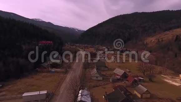 在山上的一个小村庄上空飞行视频的预览图