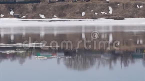 在冰冷的河流中流动和溅水视频的预览图
