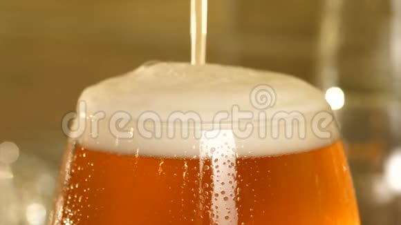 啤酒倒入泡沫杯中视频的预览图