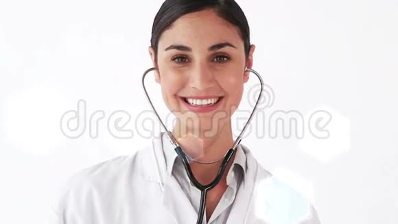 微笑的医生拿着显示心跳的听诊器视频的预览图