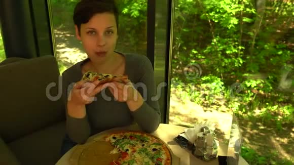 漂亮的女孩在吃披萨视频的预览图