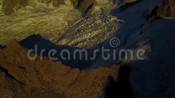 从阿根廷巴塔哥尼亚洛斯格利亚雷斯国家公园菲茨罗伊山的德隆空中俯瞰视频的预览图