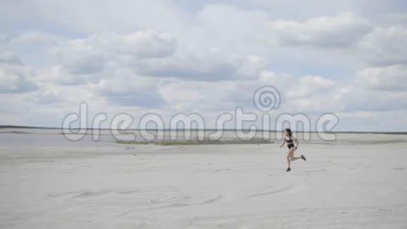 女孩正沿着海岸奔跑视频的预览图
