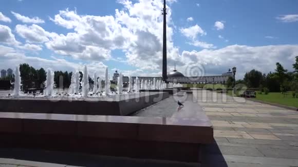 阴天4K城市夏季公园的喷泉和纪念碑视频的预览图