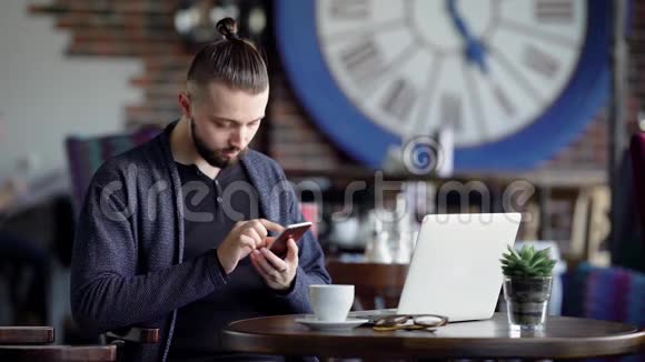 一个年轻迷人的时髦女郎在咖啡馆里有一个现代的内部一个男人坐在一张有咖啡的桌子旁用的是视频的预览图
