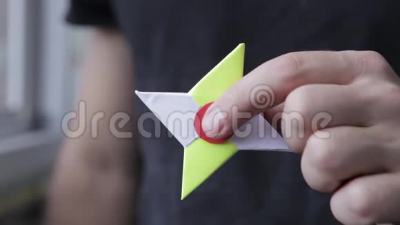 孩子们用纸做的玩具旋转器他手里拿着纸旋转用自己的手做的纸旋转器视频的预览图