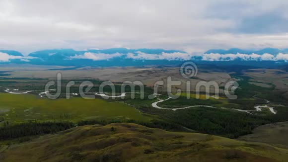 库雷草原楚亚河上空的空中录像视频的预览图